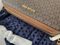 Michael Kors Jet Set crossbody s monogramom hnedá Michael Kors Jet Set crossbody s monogramom hnedá