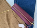 Coccinelle crossbody s retiazkou bordová